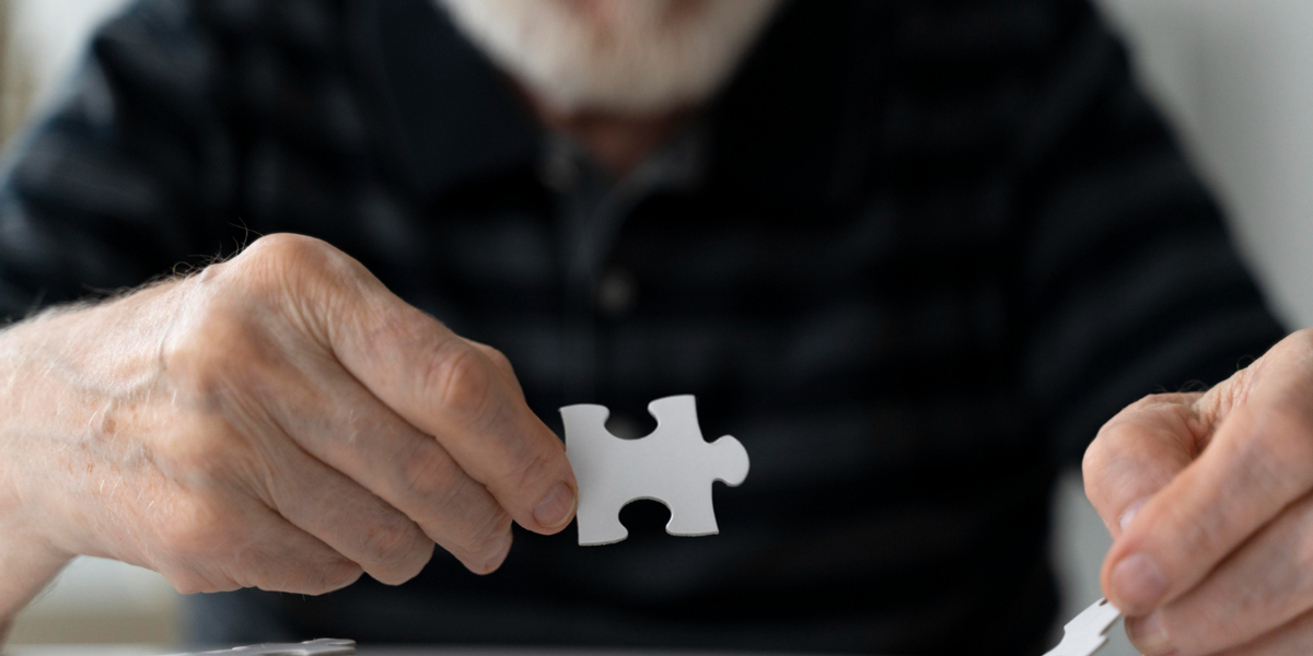 Uomo anziano alle prese con la malattia di alzheimer